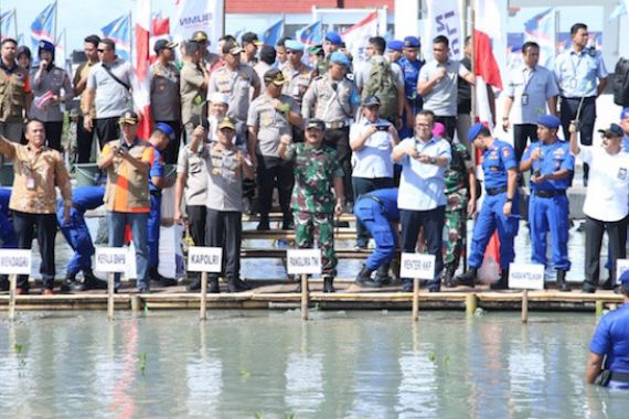 Cegah Abrasi, Panglima TNI dan Kapolri Pimpin Gerakan Tanam 20.000 Mangrove - JPNN.COM