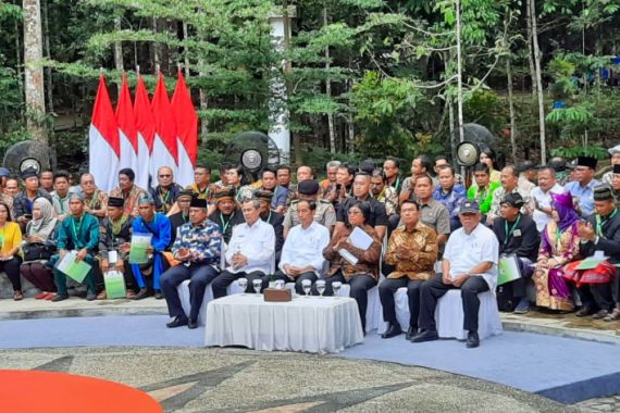 Presiden Bagikan SK Perhutanan Sosial dan Hutan Adat untuk Masyarakat Riau - JPNN.COM