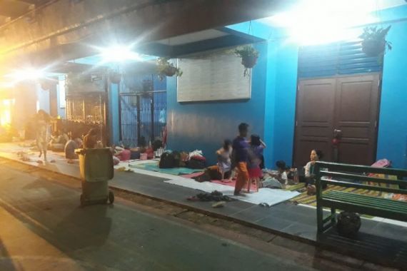 Jakarta Banjir Lagi, Hampir 500 Warga Kampung Melayu Mengungsi - JPNN.COM