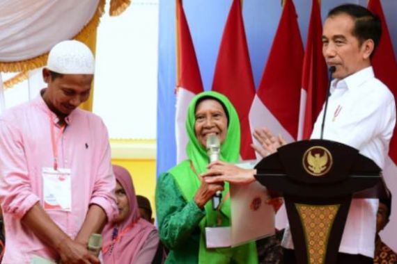 Presiden Jokowi Serahkan 2.576 Sertifikat Tanah di Bireuen Aceh - JPNN.COM