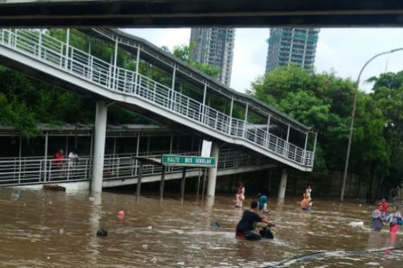 Banjir, Sejumlah Rute Transjakarta Berikut ini Tidak Bisa Dilalui - JPNN.COM