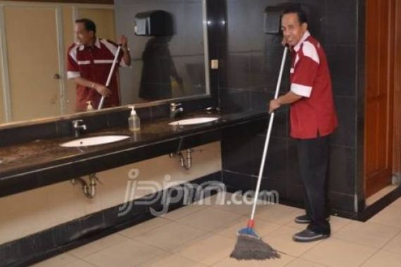 Kisah Ishak, 25 Tahun jadi Petugas Cleaning Outsourcing di Gedung DPR - JPNN.COM