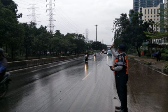 Banjir Surut, Underpass Cawang Penuh Lumpur - JPNN.COM
