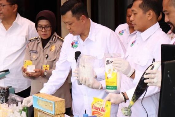 Polisi Bongkar Pabrik Kosmetik Ilegal di Bandung, Omzetnya Puluhan Juta - JPNN.COM