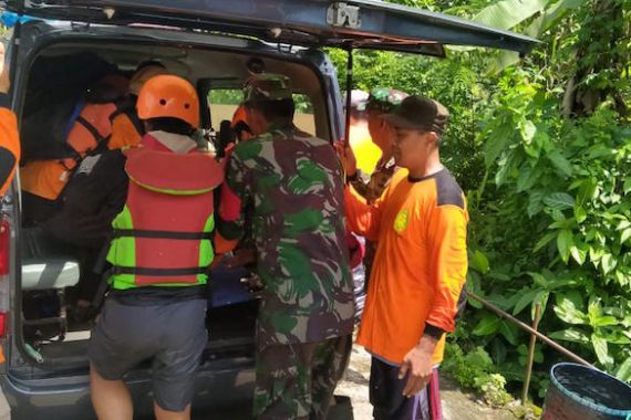 TNI AL Bantu Evakuasi Korban Tragedi Susur Sungai Sempor Sleman - JPNN.COM