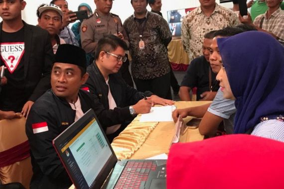 Pilkada Surabaya: Penyerahan Dokumen Dukungan Balon Perseorangan Berakhir Dramatis - JPNN.COM