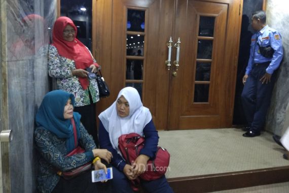 3 Perempuan Honorer K2 Sabar Menunggu di Depan Ruang Komisi II DPR - JPNN.COM