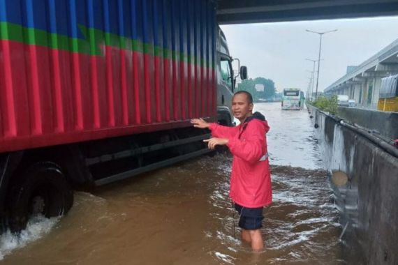 Banjir Mulai Surut, Sebagian Ruas Tol Japek Bisa Dilalui Kendaraan - JPNN.COM
