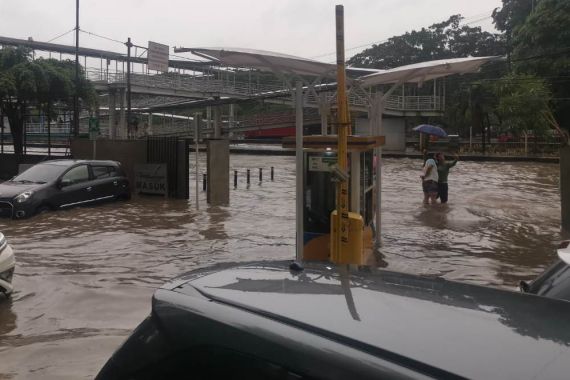 Jakarta Banjir Lagi, 326 Gardu PLN Dipadamkan - JPNN.COM