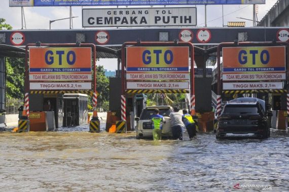 Jakarta Banjir Lagi, Berikut Sejumlah Jalan Tol yang Terdapat Genangan Air - JPNN.COM