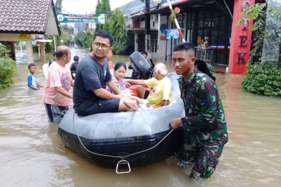 Tim Satgas Banjir Lantamal III Bantu Warga Terdampak Banjir - JPNN.COM