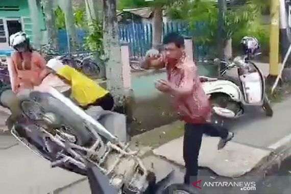 Tak Terima Ditilang, Pengendara Ini Nekat Banting Sepeda Motor di Depan Polisi - JPNN.COM