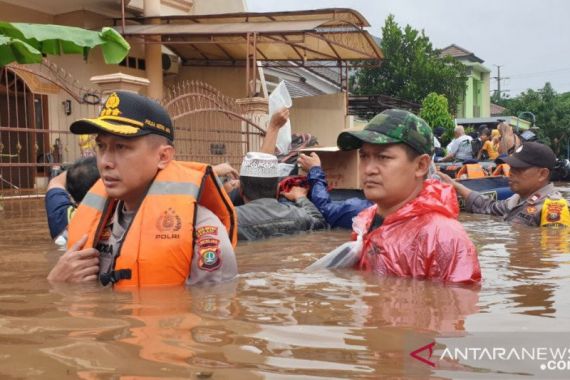 Kapolres Bekasi Terjang Banjir Pimpin Evakuasi Warga - JPNN.COM