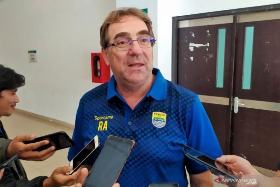 Pelatih Persib Mengaku Kecewa dengan Ulah Segelintir Oknum Bobotoh - JPNN.COM