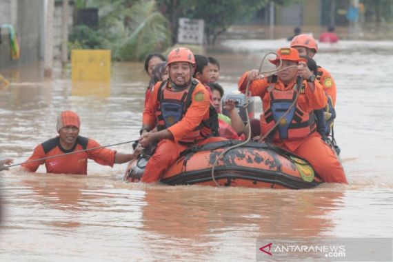 26 Kecamatan Terendam Banjir, Pemkab Karawang Tetapkan Status Tanggap Darurat - JPNN.COM