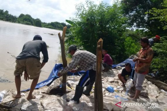Trauma Bencana Banjir, Warga Patroli Pantau Kondisi Tanggul Sungai - JPNN.COM