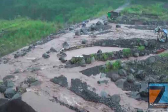 Banjir Lahar dari Gunung Semeru, Para Penambang Kocar-Kacir Menyelamatkan Diri - JPNN.COM