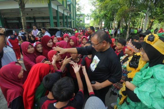 Berkunjung ke SDIT Siti Hajar, Akhyar: Jangan Lupa Berdoa kepada Allah - JPNN.COM