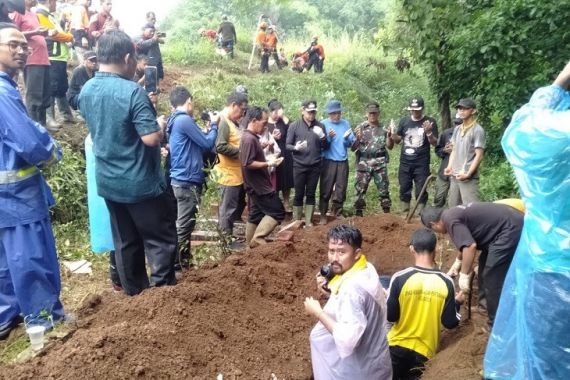 8 Jenazah di Pemakaman Rangga Mekar Bogor Direlokasi - JPNN.COM