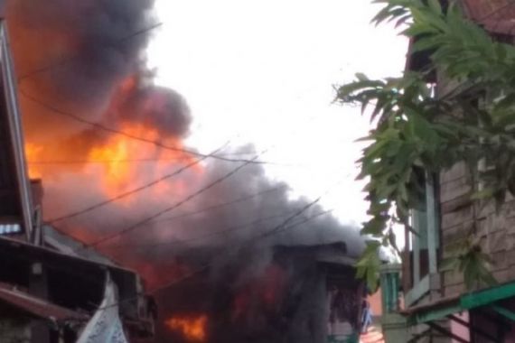 Detik-detik Kebakaran di Bekas Lokalisasi, Belasan Rumah Gosong - JPNN.COM
