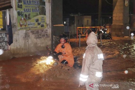 Banjir Terjang Jatinangor, Bangunan Rumah Terendam - JPNN.COM