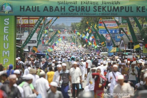 Haul Guru Sekumpul, Jemaah Membeludak Sepanjang 3 Kilometer - JPNN.COM