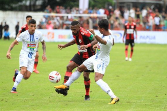 Boaz Solossa Cetak Gol, Persipura Jayapura Bungkam PSIS Semarang 2-0 - JPNN.COM