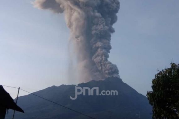 Selasa Pagi Gunung Merapi Erupsi Lagi, Terdengar Dentuman Keras - JPNN.COM