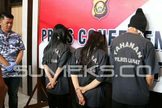 Oknum Pejabat Ditangkap Saat Berbuat Terlarang Bersama Dua Perempuan - JPNN.COM