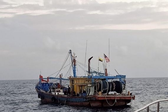 Laut Natuna Belum Terbebas dari Kapal Asing Ilegal, Nih Buktinya - JPNN.COM