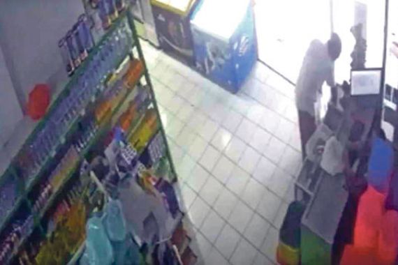 Pria yang Mengaku sebagai Pengurus Masjid Ini Terekam CCTV Berbuat Terlarang di Supermarket - JPNN.COM