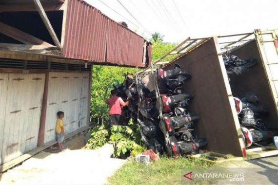 Sopir Mengantuk, Truk Pengangkut Puluhan Sepeda Motor Terbalik di Aceh Timur - JPNN.COM