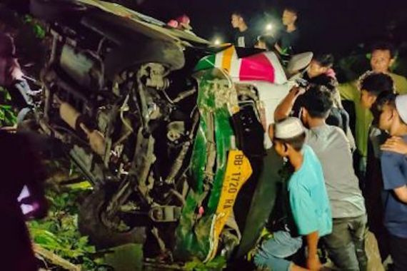 Bus Rombongan Santri Ponpes Purba Masuk Jurang, 3 Orang Tewas, 21 Luka-luka - JPNN.COM