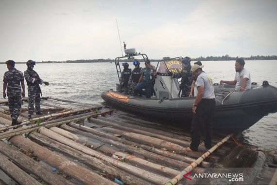 TNI AL Temukan Ribuan Batang Kayu Gelondongan Tak Bertuan di Sungai Kapuas - JPNN.COM