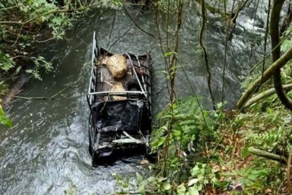 Mobil Pikap Masuk Jurang, Satu Penumpang Hilang, Dua Lainnya Luka-luka - JPNN.COM