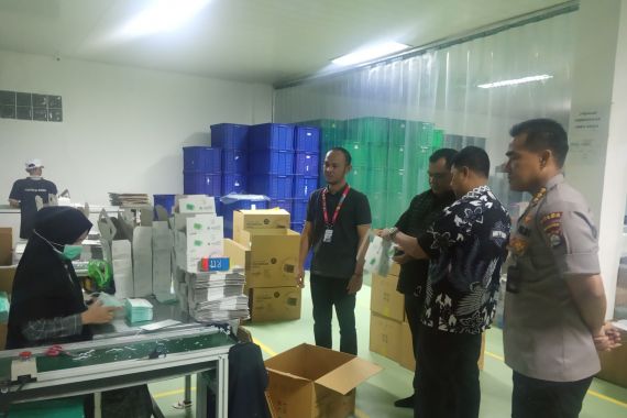 Polda Banten Gerebek Pabrik Masker di Serang - JPNN.COM