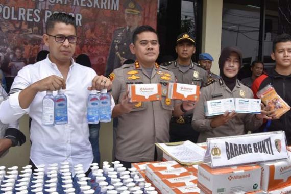 Masker-Hand Sanitizer Ditimbun di Cibinong Bogor, 4 Orang Diamankan - JPNN.COM