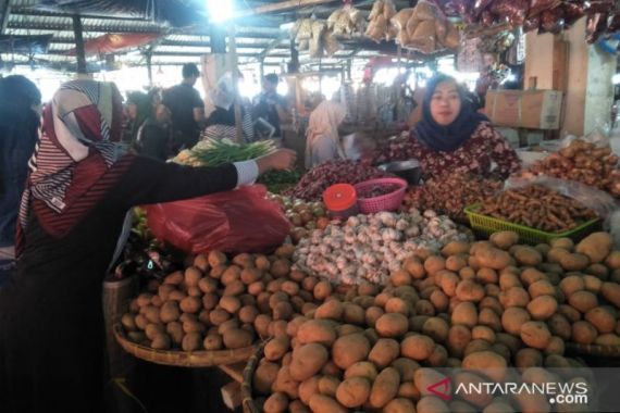 Pedagang Pasar Senen Memilih Melanggar Aturan PSBB - JPNN.COM