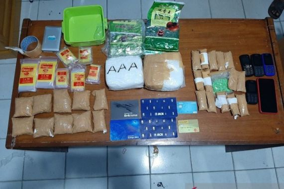 Sindikat Narkoba Jambi Dibongkar, 4,9 Kg Sabu-sabu dan 1.400 Butir Ekstasi Diamankan - JPNN.COM