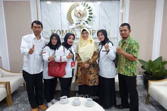 Sambil Menangis, Lina Guru Honorer Nonkategori: Pak Jokowi Orangnya Baik - JPNN.COM