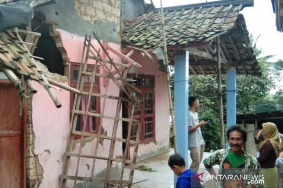 Sejumlah Bangunan di Sukabumi-Bogor Rusak Terdampak Gempa - JPNN.COM