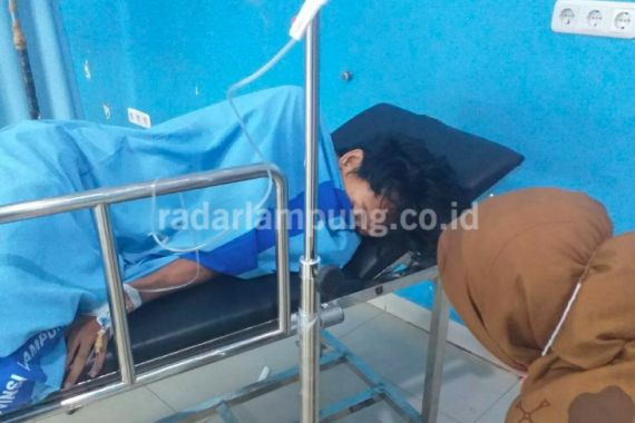 Feri Rendi Saputra Muntah Darah dan Tergeletak di Depan Puskesmas - JPNN.COM