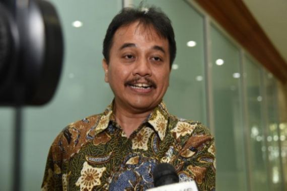Sertifikat Vaksin Jokowi Bocor, Roy Suryo Soroti 2 Hal Ini - JPNN.COM