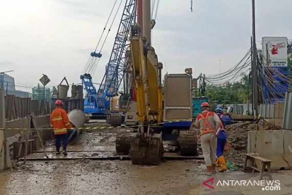 Pipa Gas yang Bocor di Cakung Dekat SPBU, Akses Jalan Masih Ditutup - JPNN.COM