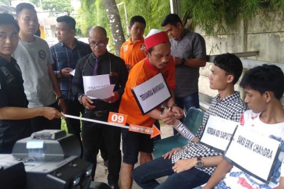 Pembunuh Calon Pengantin Ini Tebar Senyuman kepada Keluarga Korban Usai Rekonstruksi - JPNN.COM