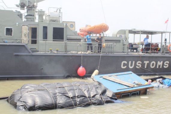 Tim Patroli Laut Bea Cukai Riau Gagalkan Penyelundupan Barang Impor - JPNN.COM