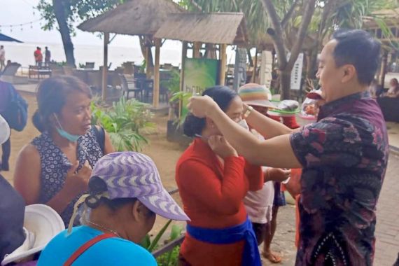 Putu Supadma Rudana Bagi-bagi Ratusan Masker N95 Gratis di Pantai Sanur Bali - JPNN.COM
