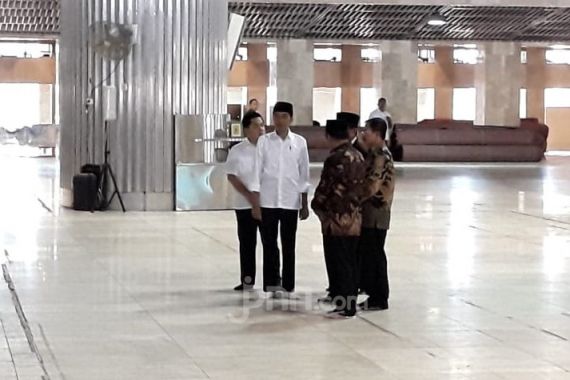 Jokowi Pantau Proses Disinfektan di Masjid Istiqlal - JPNN.COM