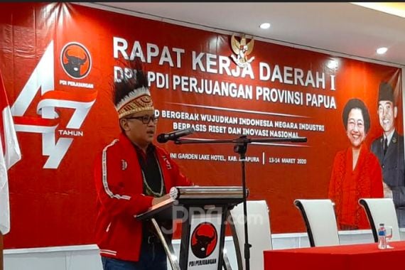 Mama Mega Titip Hoodie dan Pesan untuk Kader Banteng di Papua - JPNN.COM