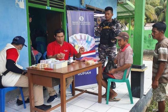 Prajurit KRI Sampari-628 Kawal Kas Keliling Bank Indonesia di Desa Sebotok - JPNN.COM